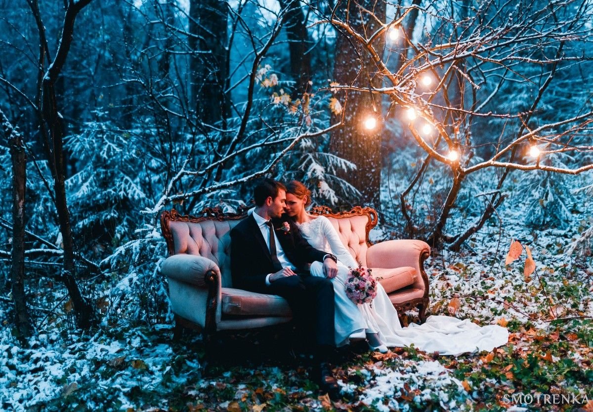 Семейный пара ночью. Зимняя фотосессия в лесу. Зимняя романтика. Влюбленные в лесу. Зимняя сказка фотосессия.