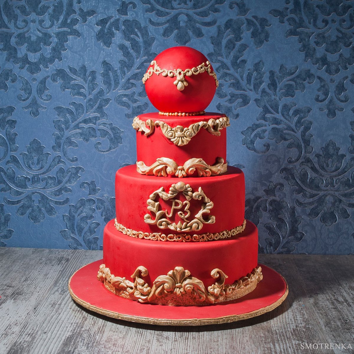 Торт красно золотой. Трехъярусный торт. Свадебный торт!. Тортики многоярусные. Многоярусный торт.